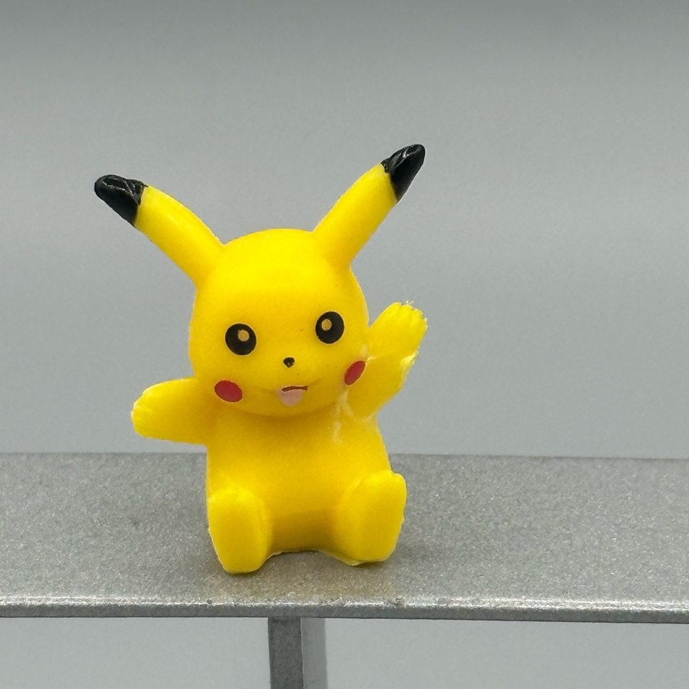 Pokemon Mini Vinyl R/L Gumball Miniature Size Pikachu Action Figure